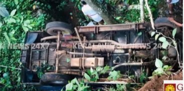 School bus overturned and accident; 12 children injured