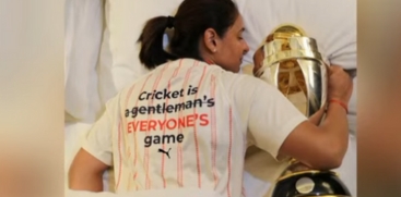  Harmanpreet Kaur Shares Adorable Photo Sleeping with Trophy