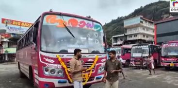 Two private bus employees returned the gold necklace found lying inside the bus to the owner
