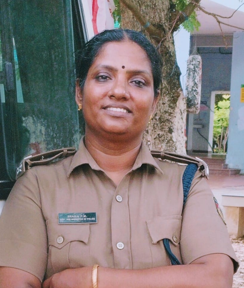 a-female-police-officer-came-to-the-aid-of-a-student-who-forgot-her-id-card-for-the-neet-exam
