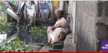 The miserable life of 2 families living beside a stinking water pond covered with moss