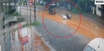 Valanchery Road Blocked by Mud