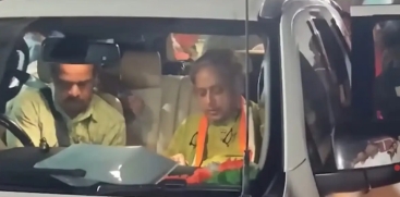 Shashi Tharoor's Vehicle Blocked in Malappuram