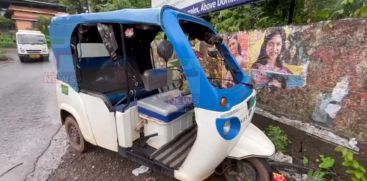 auto rickshaw carrying children overturned In Kasaragod