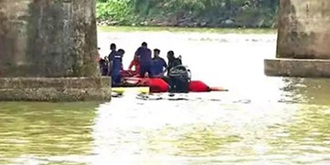 The couple jumped into the river; The girl was rescued